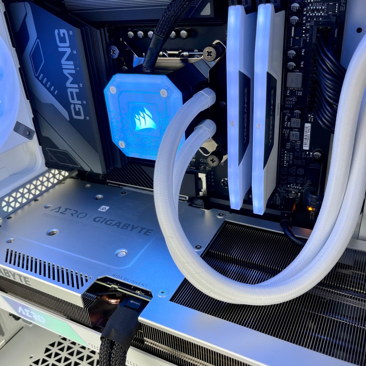 IGaming Core i7 14700KF | RTX 4070/4070 Ti | 32GB DDR5 Corsair Capellix Pro