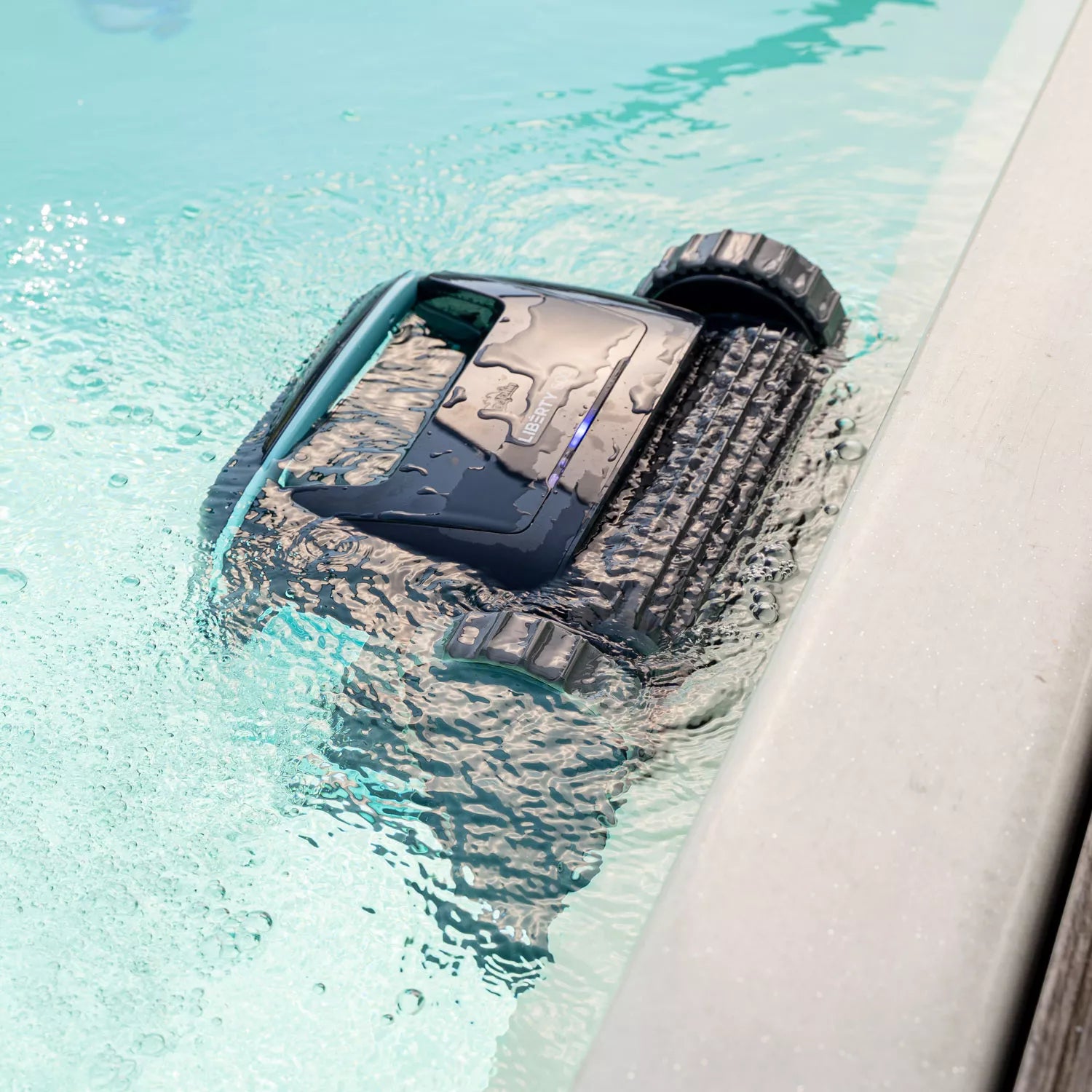 Dolphin Liberty 600 Cordless Robotic Pool Cleaner – Up to 15 m – Step Cleaning, App, 2 Weeks of Operation, Floor Wall Waterline